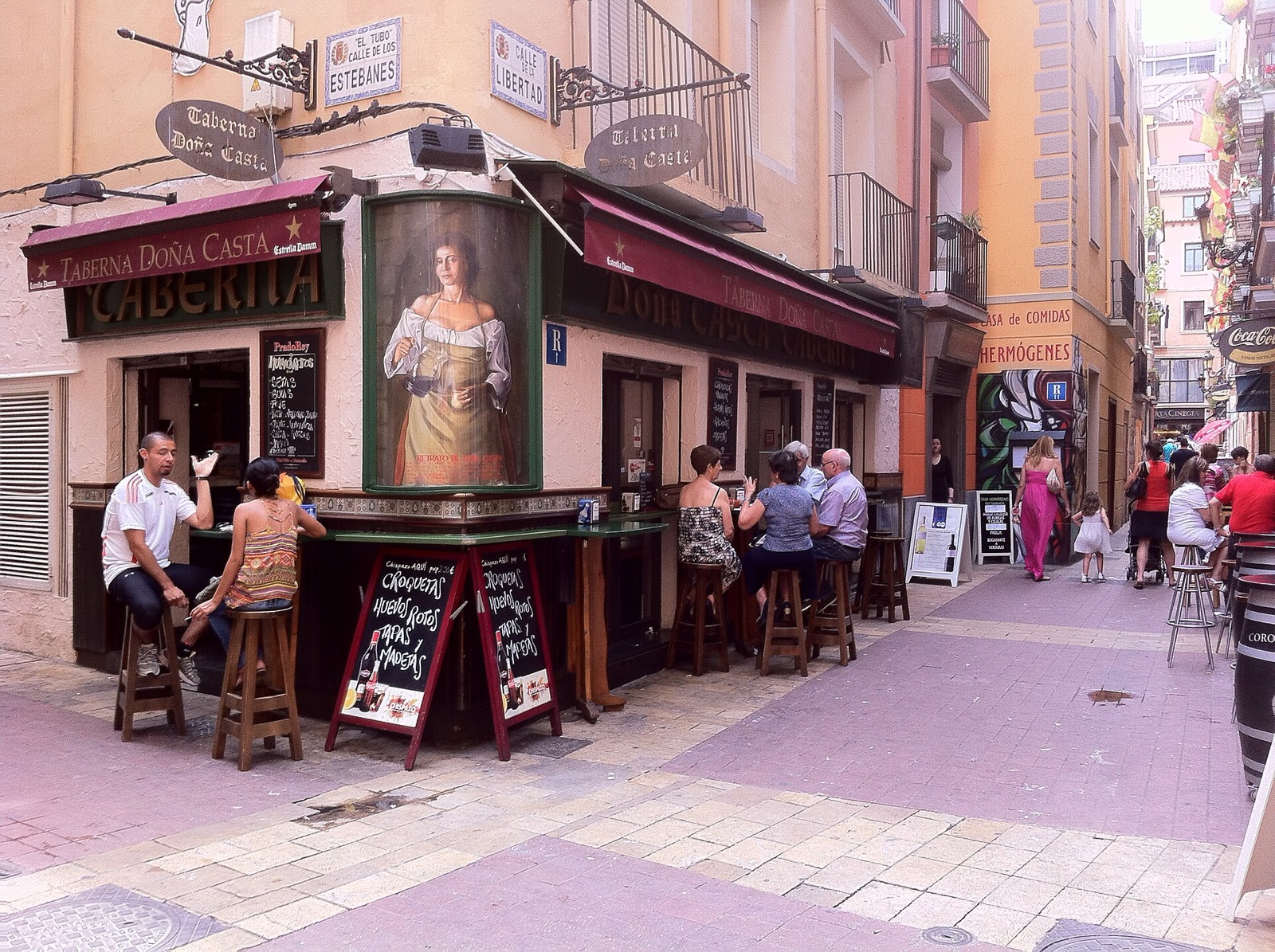 Terraza de una taberna en El Tubo, Zaragoza